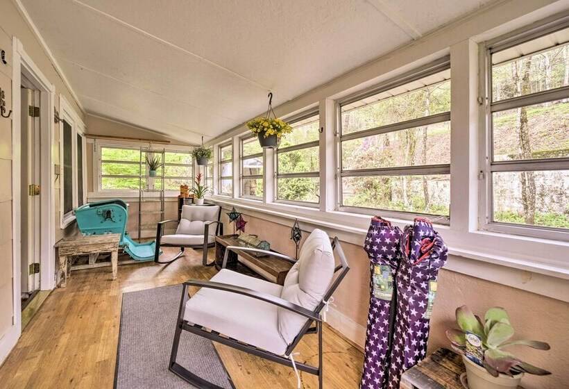 Cozy Wooded Retreat: 2 Mi To Dtwn Brevard!