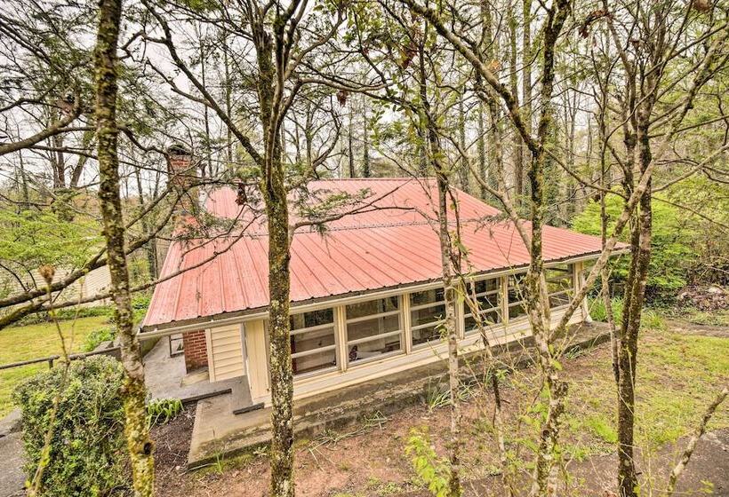 Cozy Wooded Retreat: 2 Mi To Dtwn Brevard!