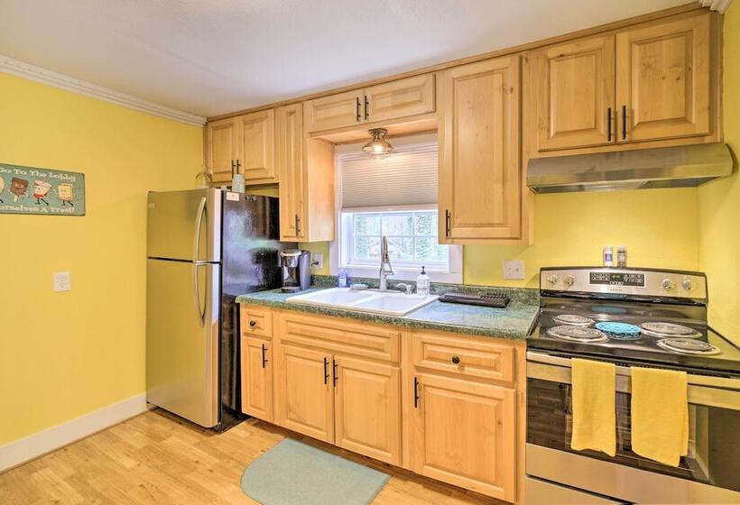 Cozy Wooded Retreat: 2 Mi To Dtwn Brevard!