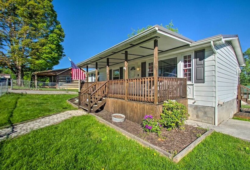 Dog Friendly Fayetteville Home W/ Hot Tub!