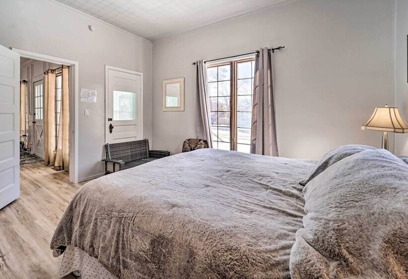 Dolorable  Home W/ Yard,   Walk To River!