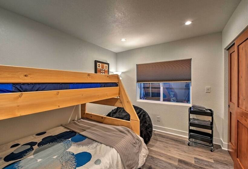 Downtown Home W/large Yard, 21 Mi To Monarch!