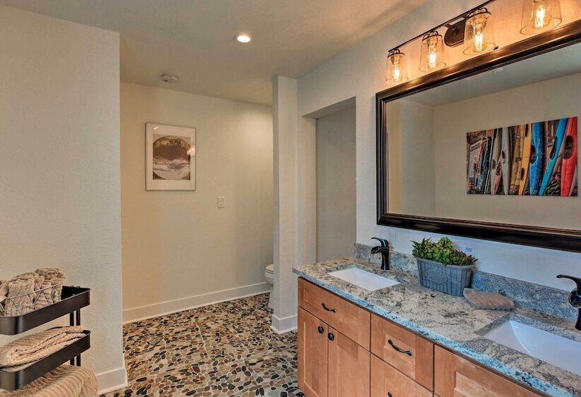 Downtown Home W/large Yard, 21 Mi To Monarch!