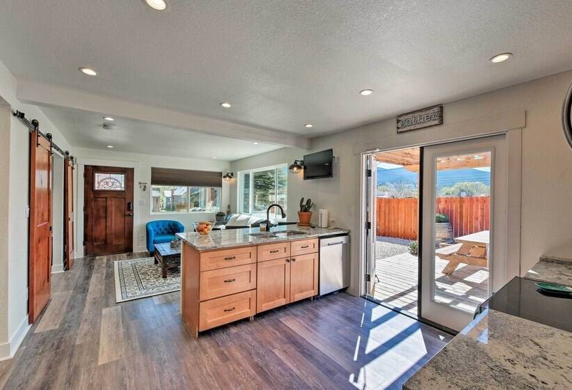 Downtown Home W/large Yard, 21 Mi To Monarch!