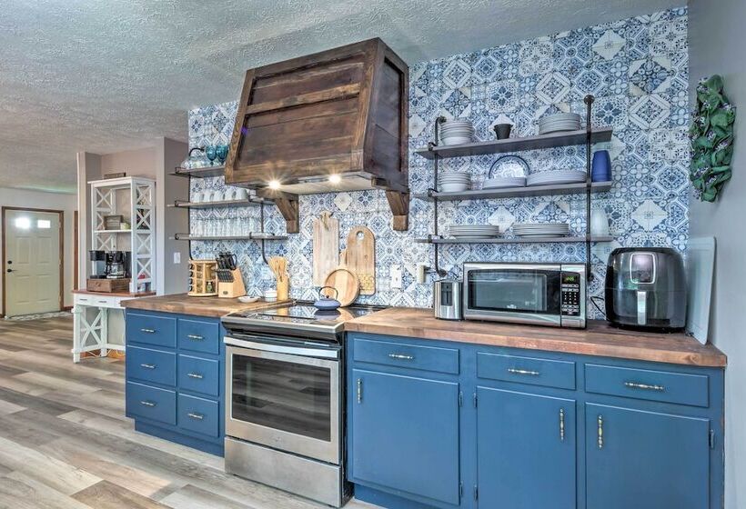 Lake Cumberland Eclectic Retreat: Fire Pit + Views