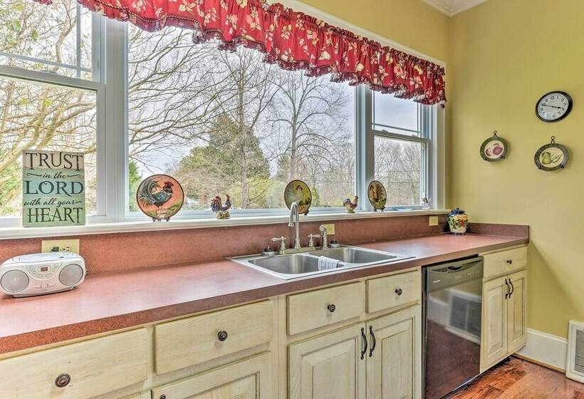 Elegant + Spacious Retreat ~ 18 Mi To Lake Norman!
