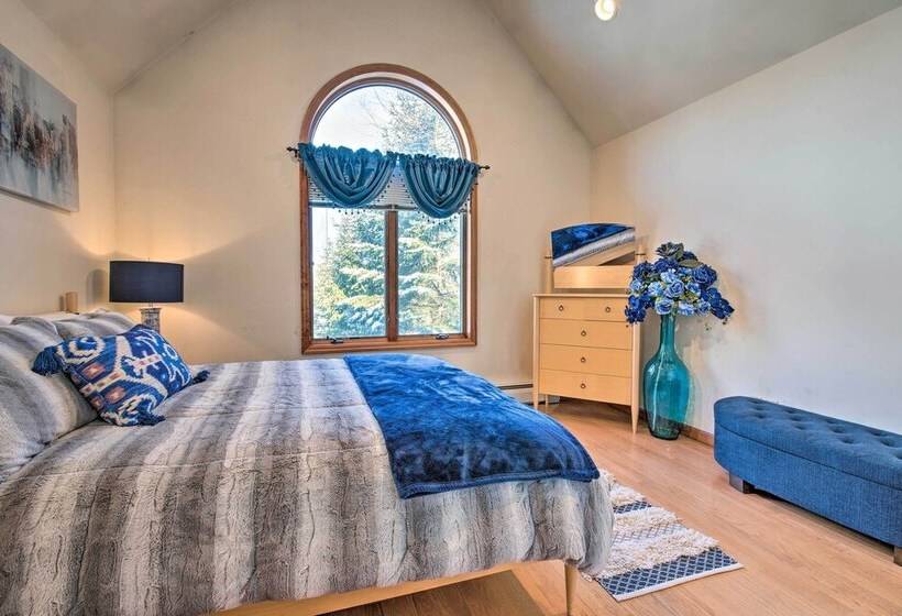 Fire Pit & Bbq: Elegant Split Rock Resort Getaway!