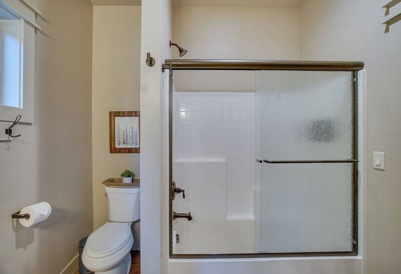 Family Friendly Cabin: Sled Hill & Hot Tub Access