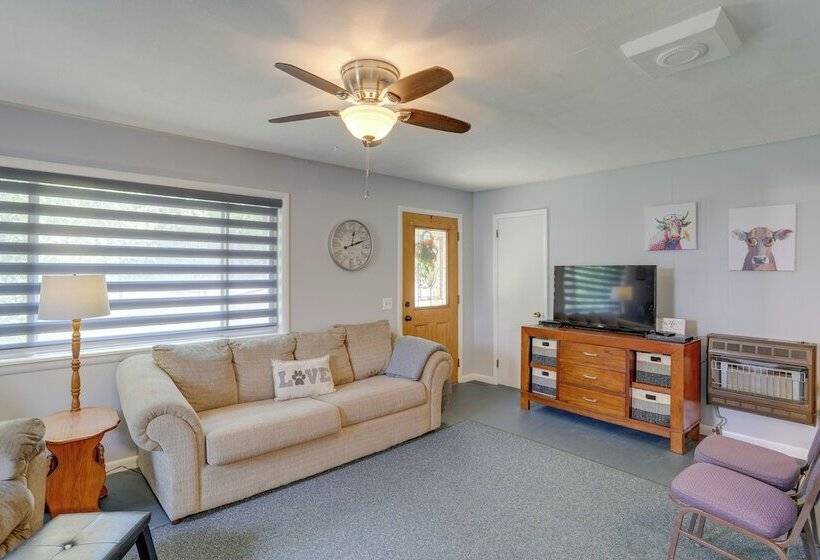 Tumbling Shoals Home W/ Private Yard + Grill!