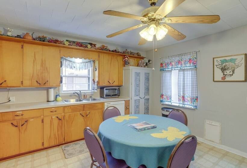 Tumbling Shoals Home W/ Private Yard + Grill!