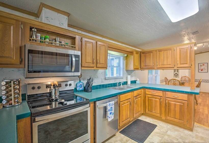 Cedar Creek Lake Access: Retreat W/ Deck