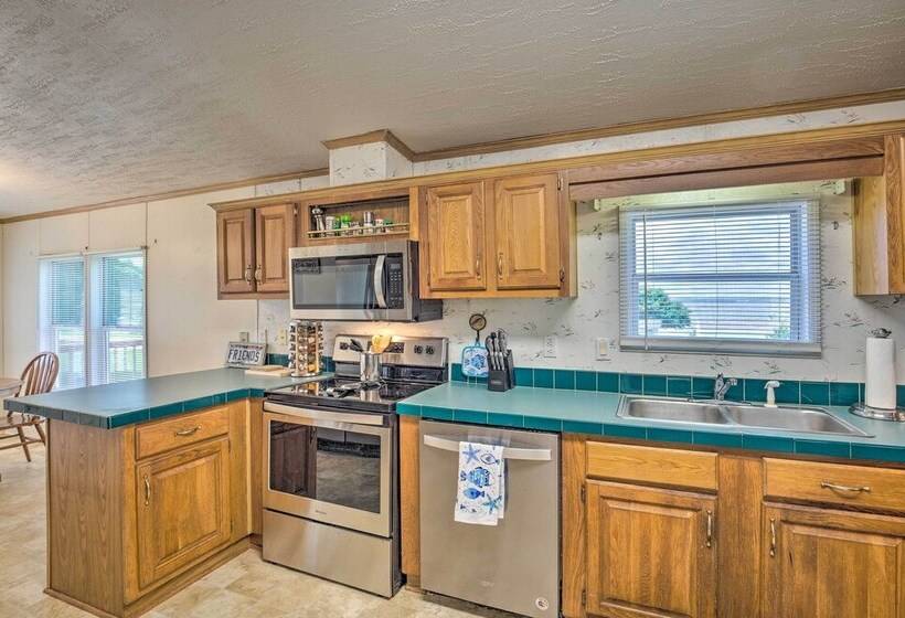 Cedar Creek Lake Access: Retreat W/ Deck