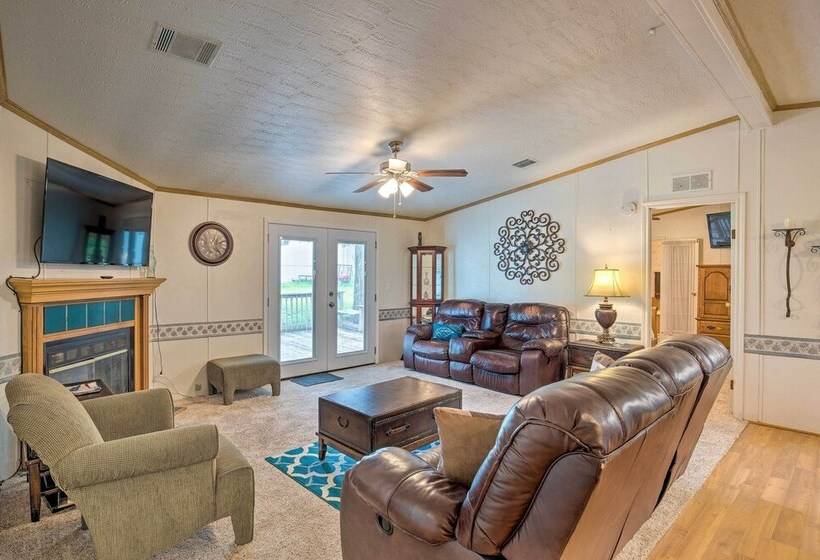 Cedar Creek Lake Access: Retreat W/ Deck