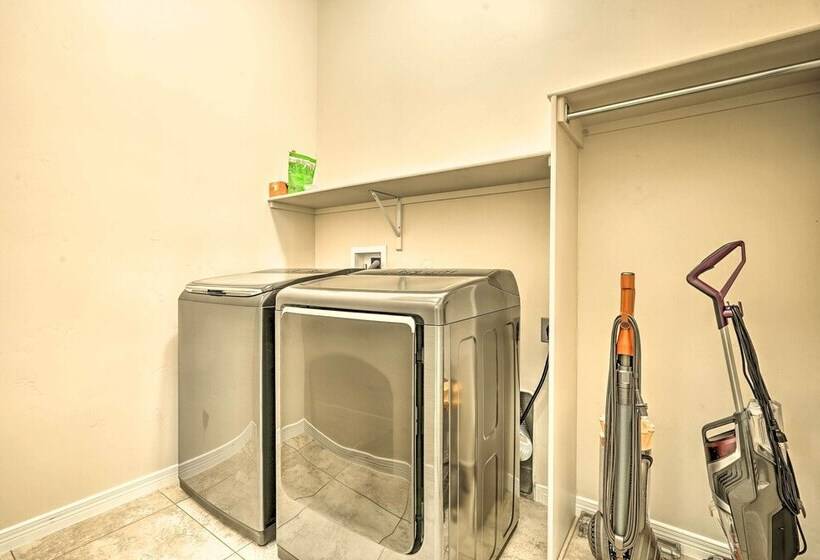 Family Retreat: 2 Blocks To Sonoma Golf Club!