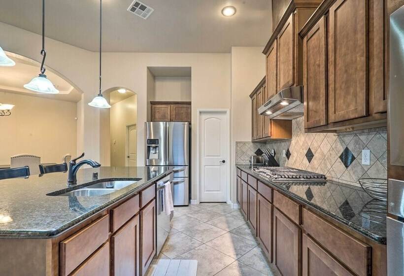 Family Retreat: 2 Blocks To Sonoma Golf Club!