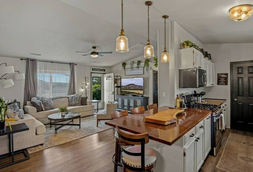 Flagstaff Retreat W/ Game Room & Acreage