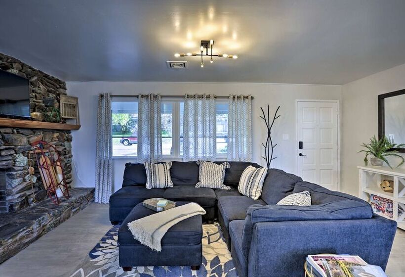 Gateway To Yosemite Home: Chic Oakhurst Oasis