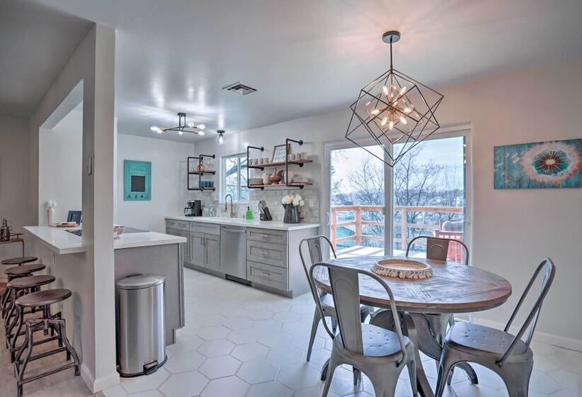 Gateway To Yosemite Home: Chic Oakhurst Oasis