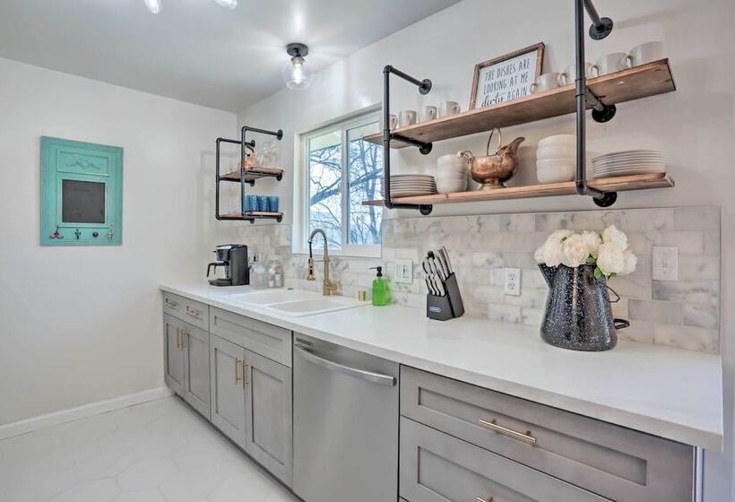 Gateway To Yosemite Home: Chic Oakhurst Oasis