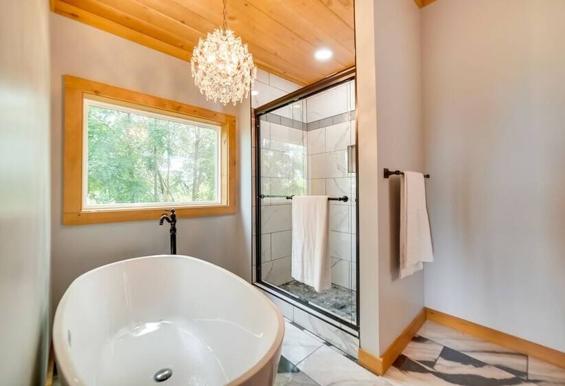 Gatlinburg Overlook W/ Hot Tub + Game Room!