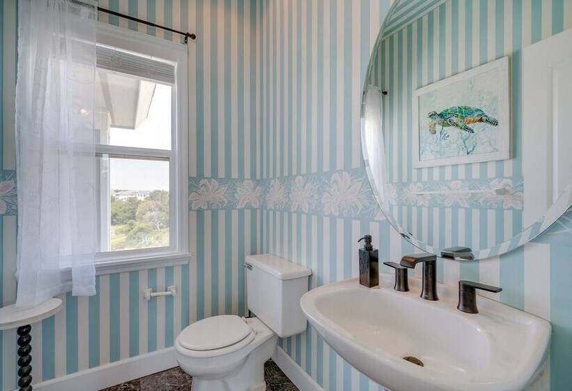 Grand Seaside Escape W/ Direct Beach Access!