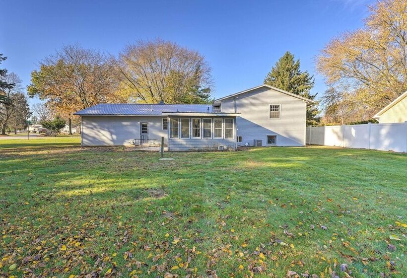 Granger  Hedge House  W/ Sunroom & Yard Games