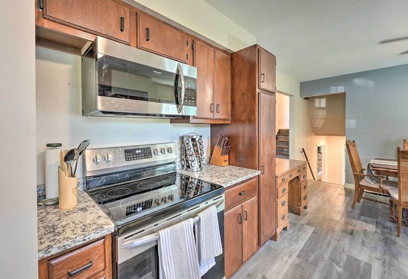 Granger  Hedge House  W/ Sunroom & Yard Games