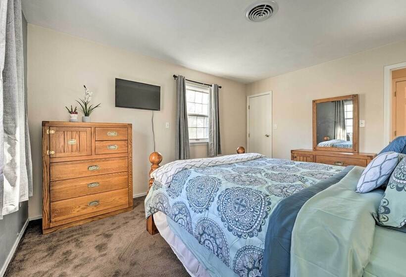 Granger  Hedge House  W/ Sunroom & Yard Games