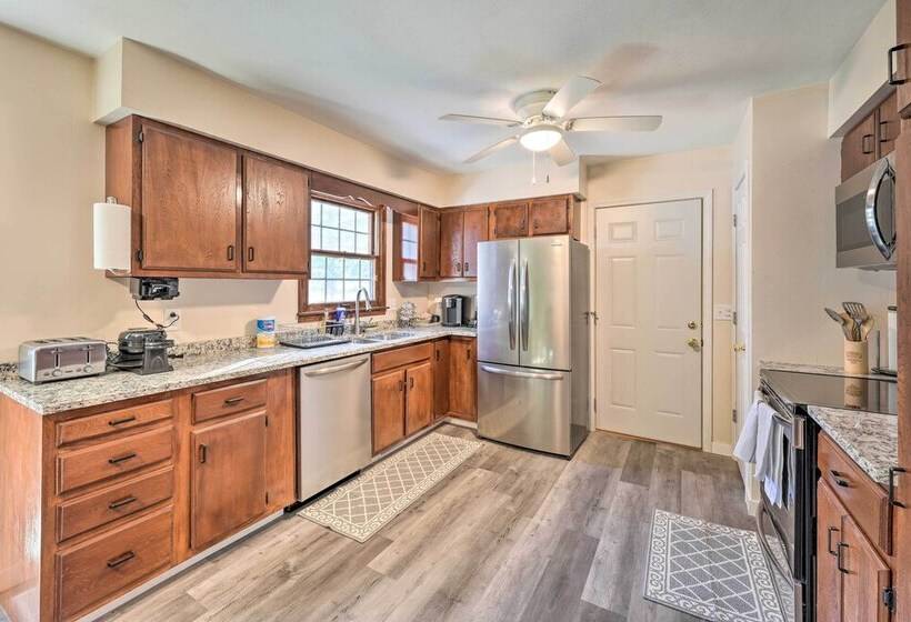 Granger  Hedge House  W/ Sunroom & Yard Games