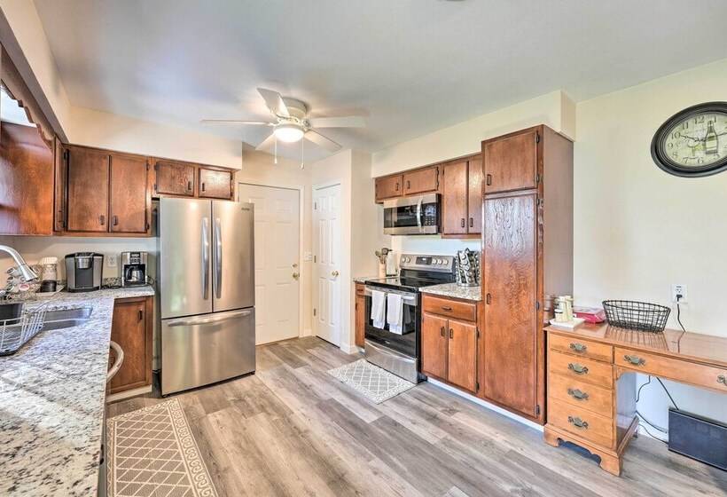 Granger  Hedge House  W/ Sunroom & Yard Games