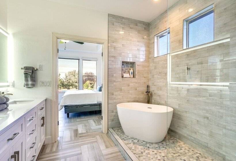 Great Salt Lake House: 5,000 Sq Ft, Mtn Views!