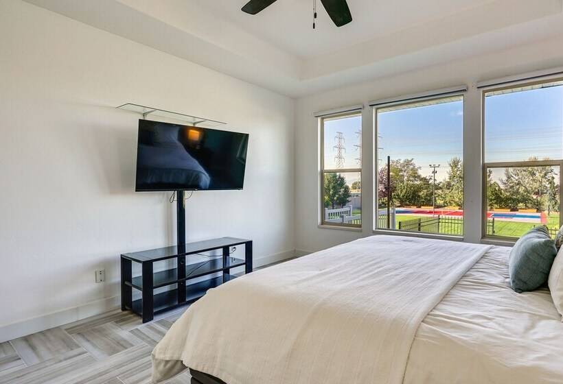 Great Salt Lake House: 5,000 Sq Ft, Mtn Views!