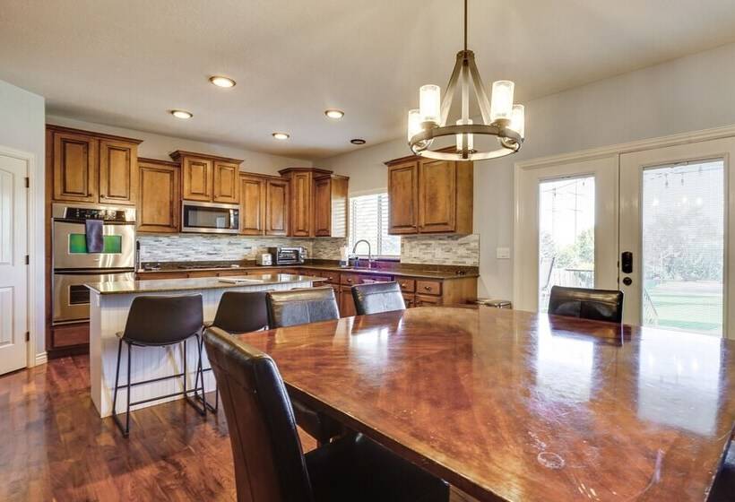 Great Salt Lake House: 5,000 Sq Ft, Mtn Views!