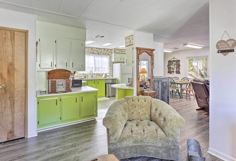 Happy Hippie Chicks  Retreat W/ Farm Animals