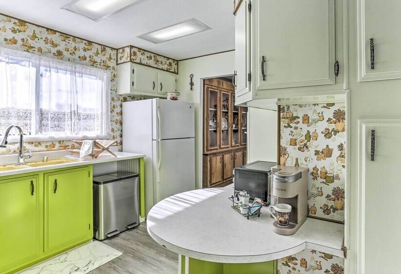 Happy Hippie Chicks  Retreat W/ Farm Animals