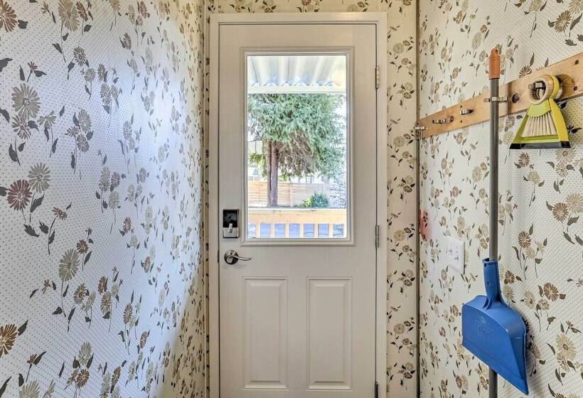 Happy Hippie Chicks  Retreat W/ Farm Animals