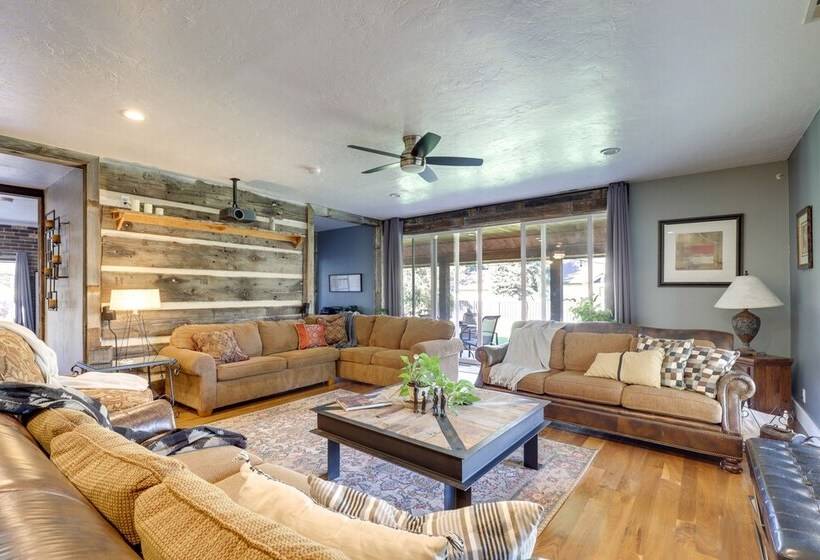 Heber City Home: Private Yard & Hot Tub!