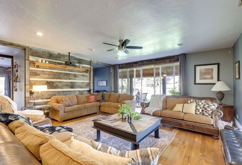 Heber City Home: Private Yard & Hot Tub!