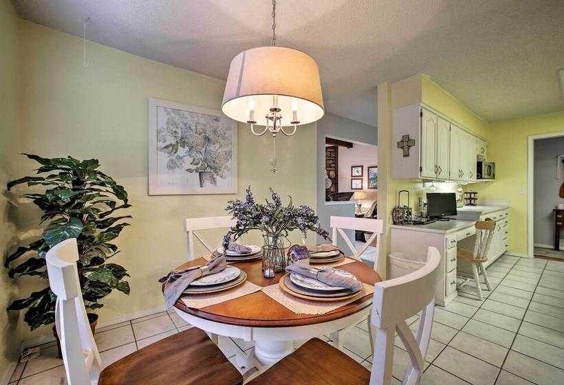 Hillside Rogers Cottage W/ Beaver Lake Views!