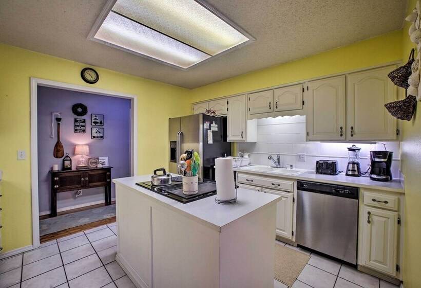 Hillside Rogers Cottage W/ Beaver Lake Views!