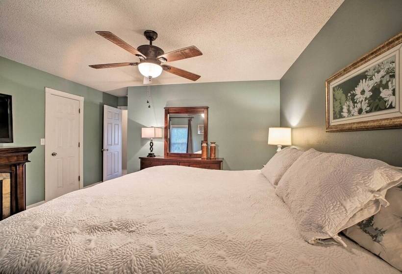 Hillside Rogers Cottage W/ Beaver Lake Views!