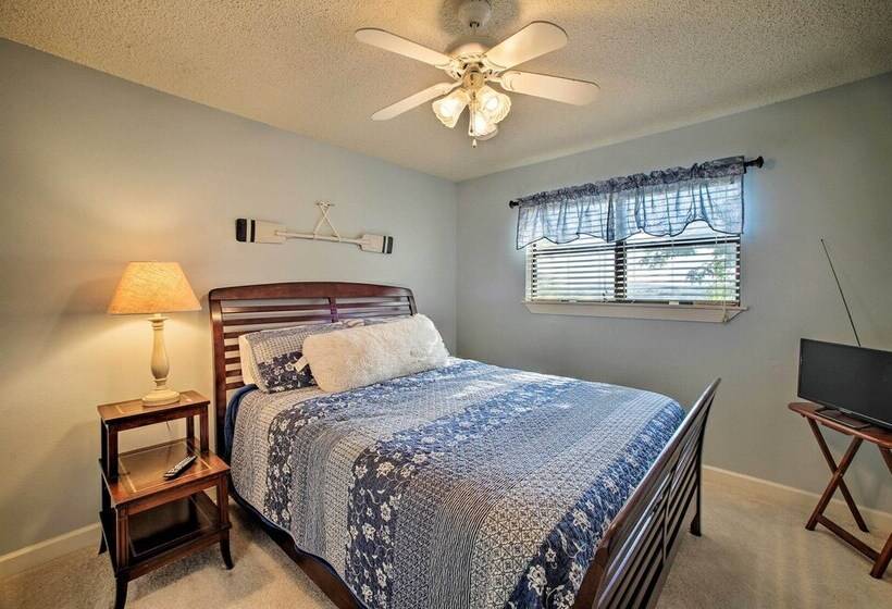 Hillside Rogers Cottage W/ Beaver Lake Views!