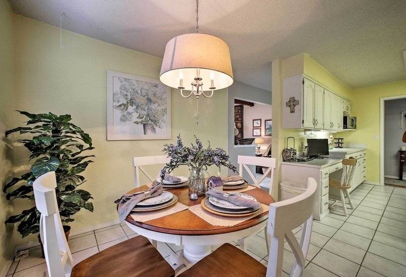 Hillside Rogers Cottage W/ Beaver Lake Views!