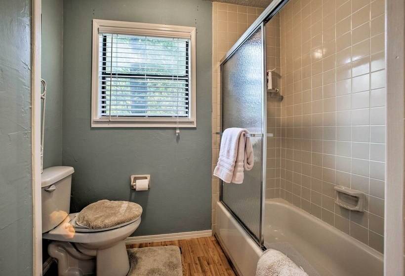 Hillside Rogers Cottage W/ Beaver Lake Views!