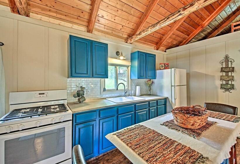 Hilltop Cabin Retreat By Lake Koocanusa!