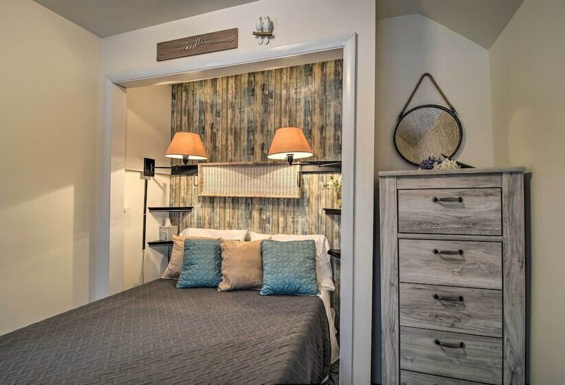 Hip Downtown Cottage   Walk To Beach, Pier, Dining