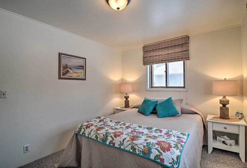 Hip Downtown Cottage   Walk To Beach, Pier, Dining