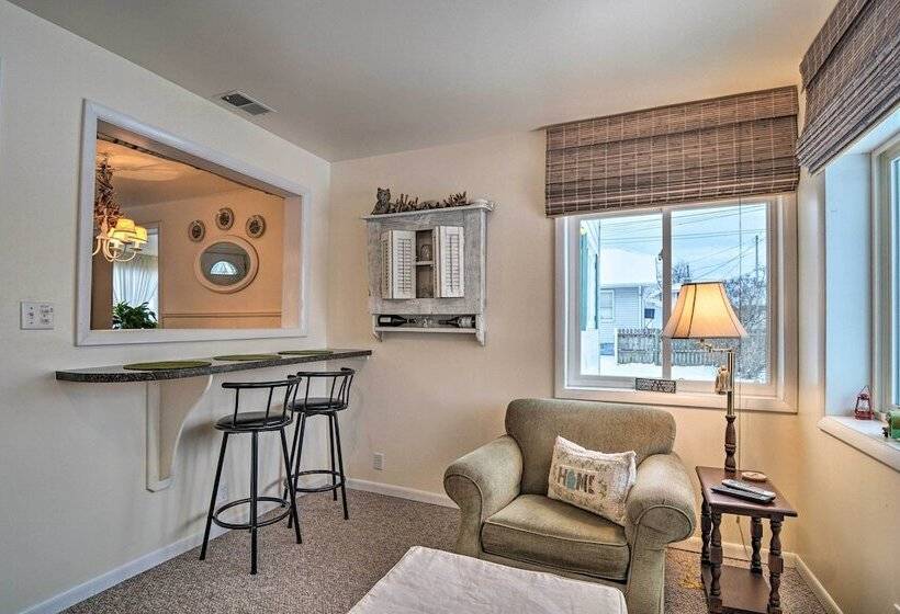 Hip Downtown Cottage   Walk To Beach, Pier, Dining