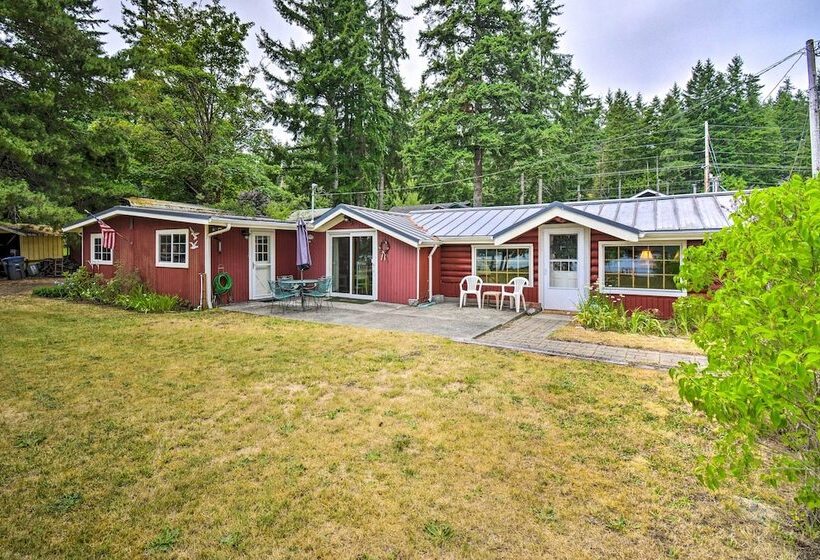 Historic Belfair Cabin Abode On The Hood Canal!