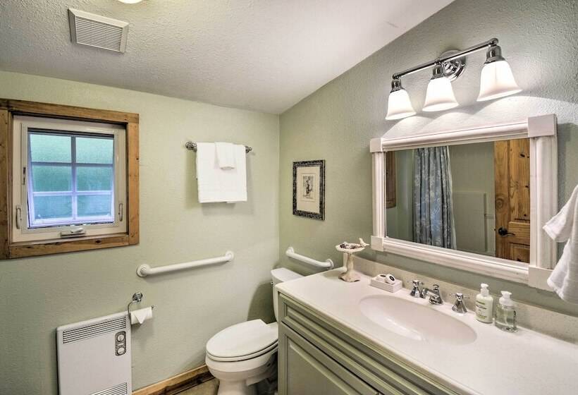 Historic Belfair Cabin Abode On The Hood Canal!